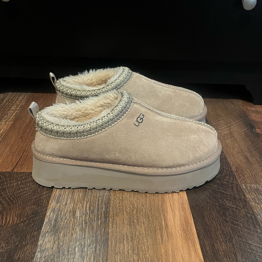 EUC UGG Women’s Platform Suede Moccasin/Clog with fur inside Size 8! - Picture 3 of 16